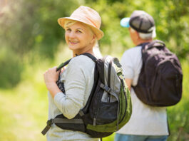 Pensionierung: Wie Sie sich optimal auf den Ruhestand vorbereiten Rentner Wandern, Pension