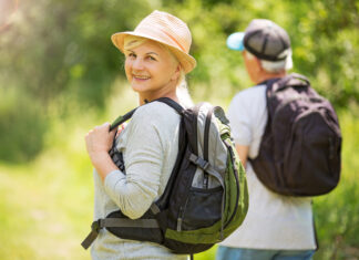Pensionierung: Wie Sie sich optimal auf den Ruhestand vorbereiten Rentner Wandern, Pension